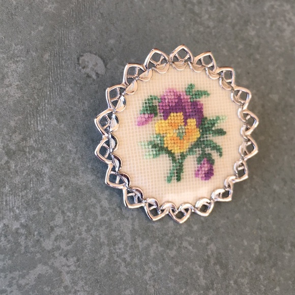 3/$10 Flower brooch pin needle point flower silver - Picture 13 of 13